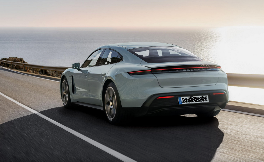 Mobil Porsche Taycan 2024